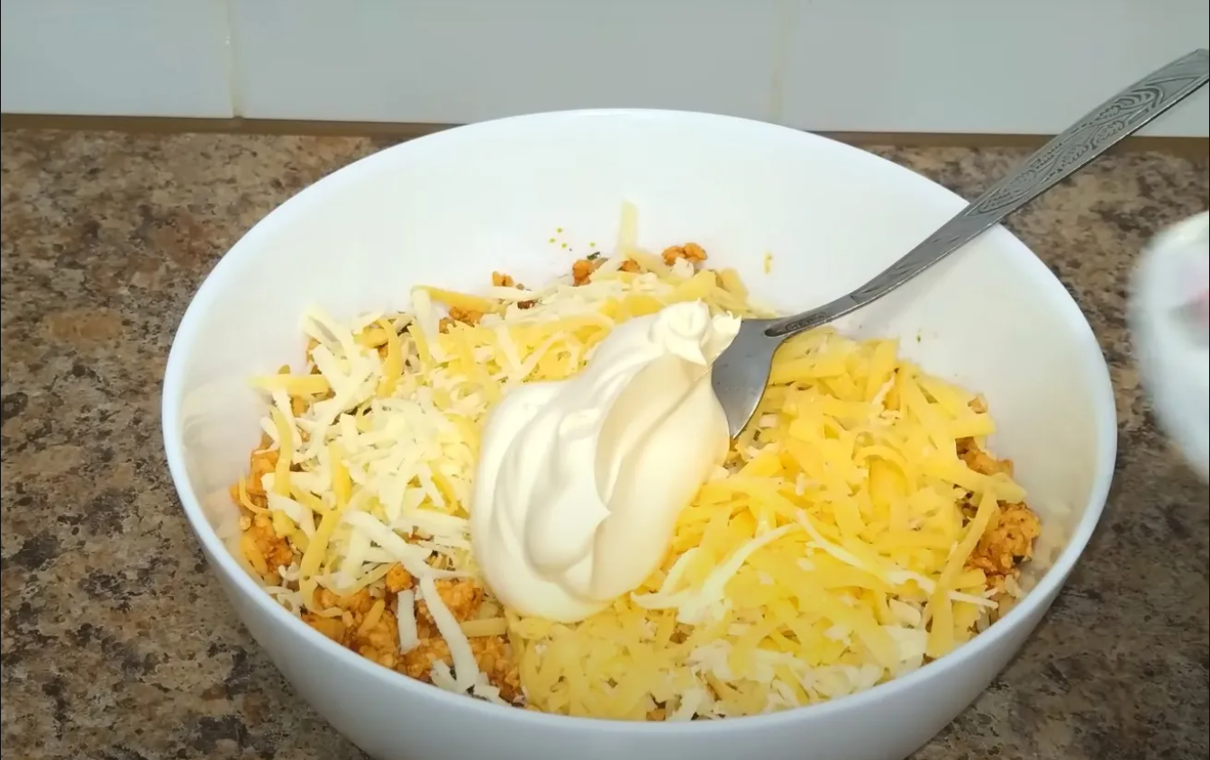 Невероятная вкуснотища из лаваша и фарша: подойдет для завтрака или перекуса